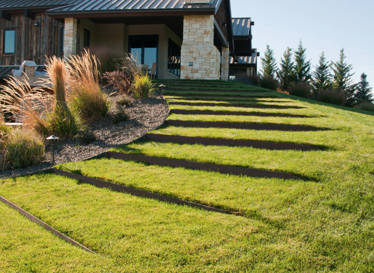 Cortenstahl moderne Gartengestaltung am Hang Rasenfläche