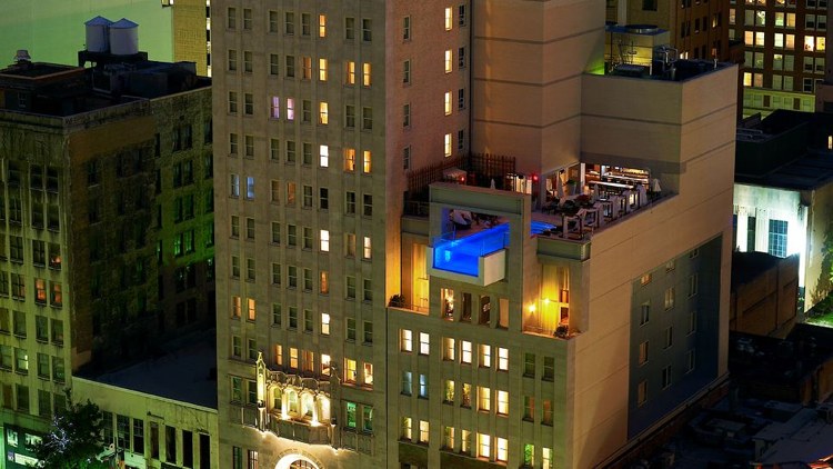 Dachterrasse Hochgaus Swimmingpool Infinity GlaswandJoule Dallas hotel