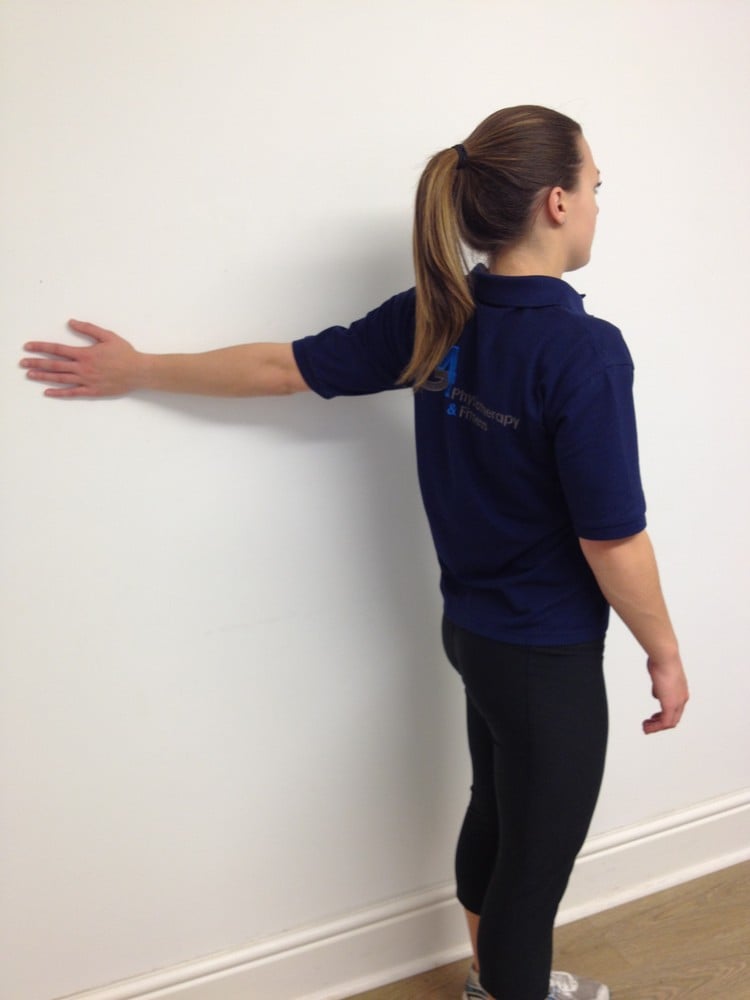 Dehnübungen Brust Schulter gegen Wand