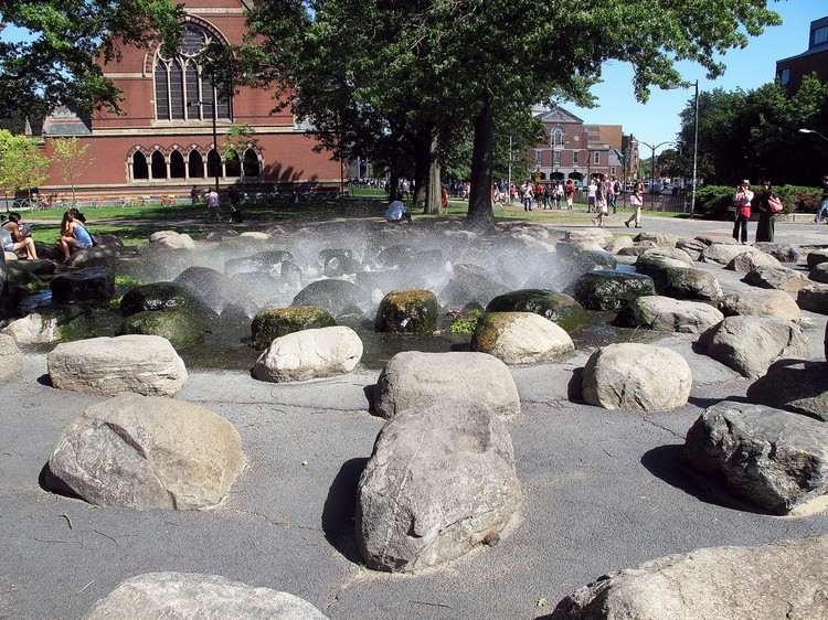 Felsbrocken Brunnen USA Harvard University Landschaftsbau Steine
