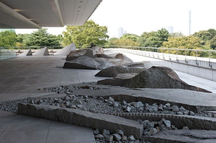 Garten- und Landschaftsbau mit Steinen Findlingen in Japan