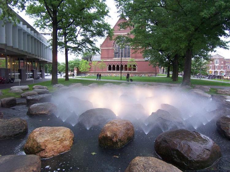 Gartengestaltung mit Steinen und Wasser Brunnen Harvard University