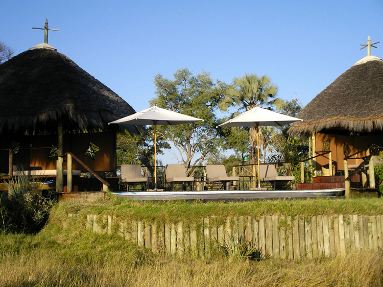 Glamping Lodge Hütten Strohdach Sonnenliegen