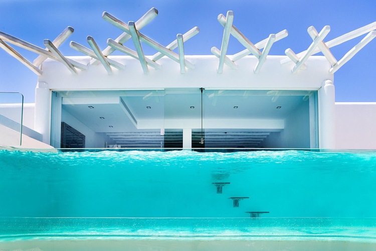 Glaspool Wasser Treppen weiße Fassade Hotel Kivotos Mykonos