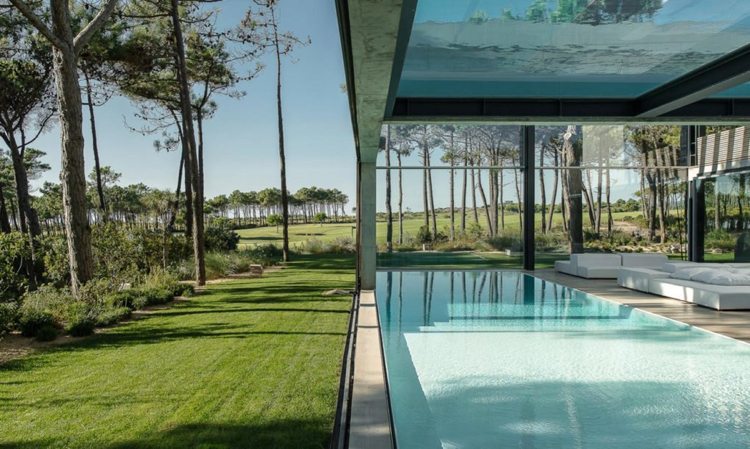 Glaspool auf Dach modernes Haus Guedes Cruz Architects
