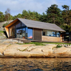 Hütte Norwegen Fassadenverkleidung aus Zedernholz Harmonie mit Felsen