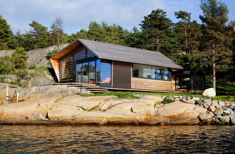 Hütte Norwegen Fassadenverkleidung aus Zedernholz Harmonie mit Felsen