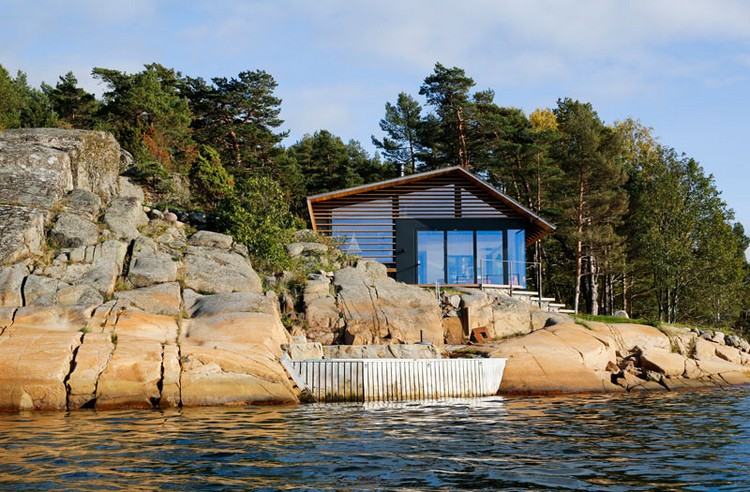 Hütte am Ufer felsige Umgebung harmonierende Fassadenverkleidung aus Zedernholz