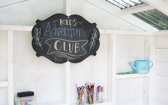 Kinderspielhaus Garten selber bauen dekorieren schwarze Tafel