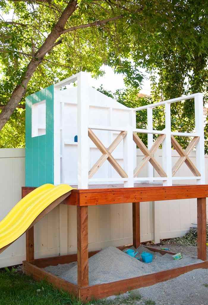 Kinderspielhaus auf Stelzen für Kinder mit Rutsche und Sandkasten