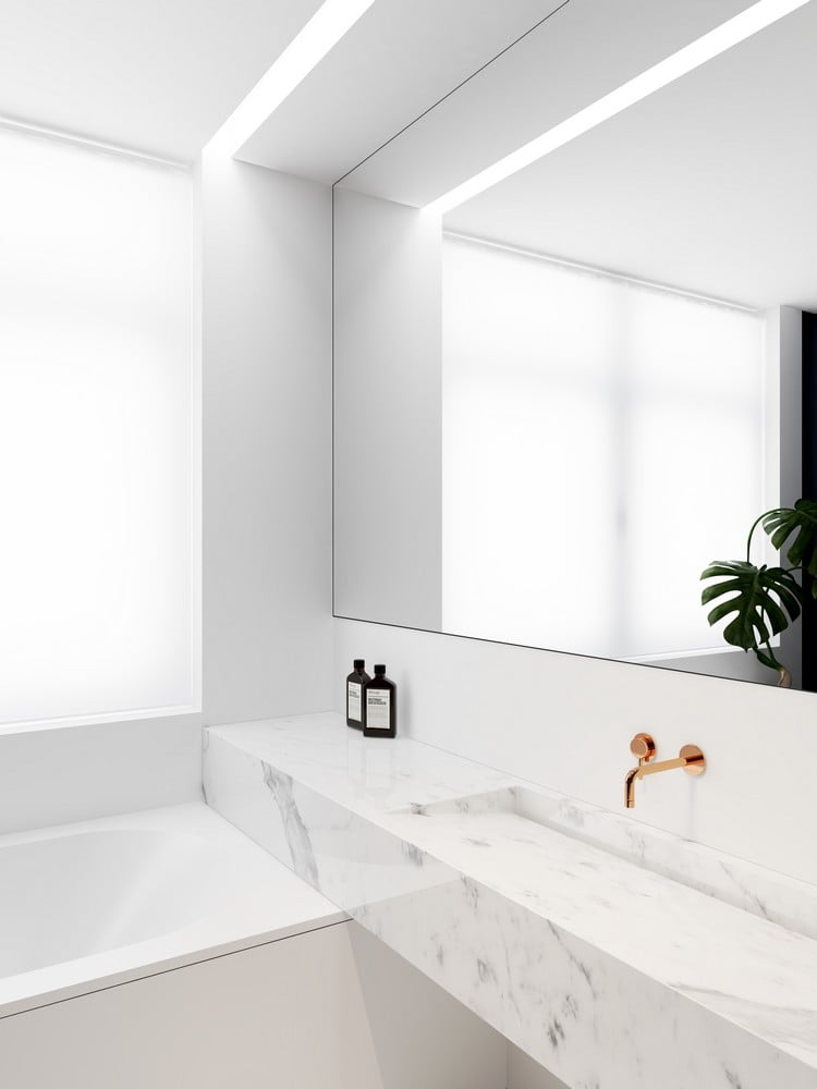 Marmor im Badezimmer minimalistisch weiß Armatur Kupfer
