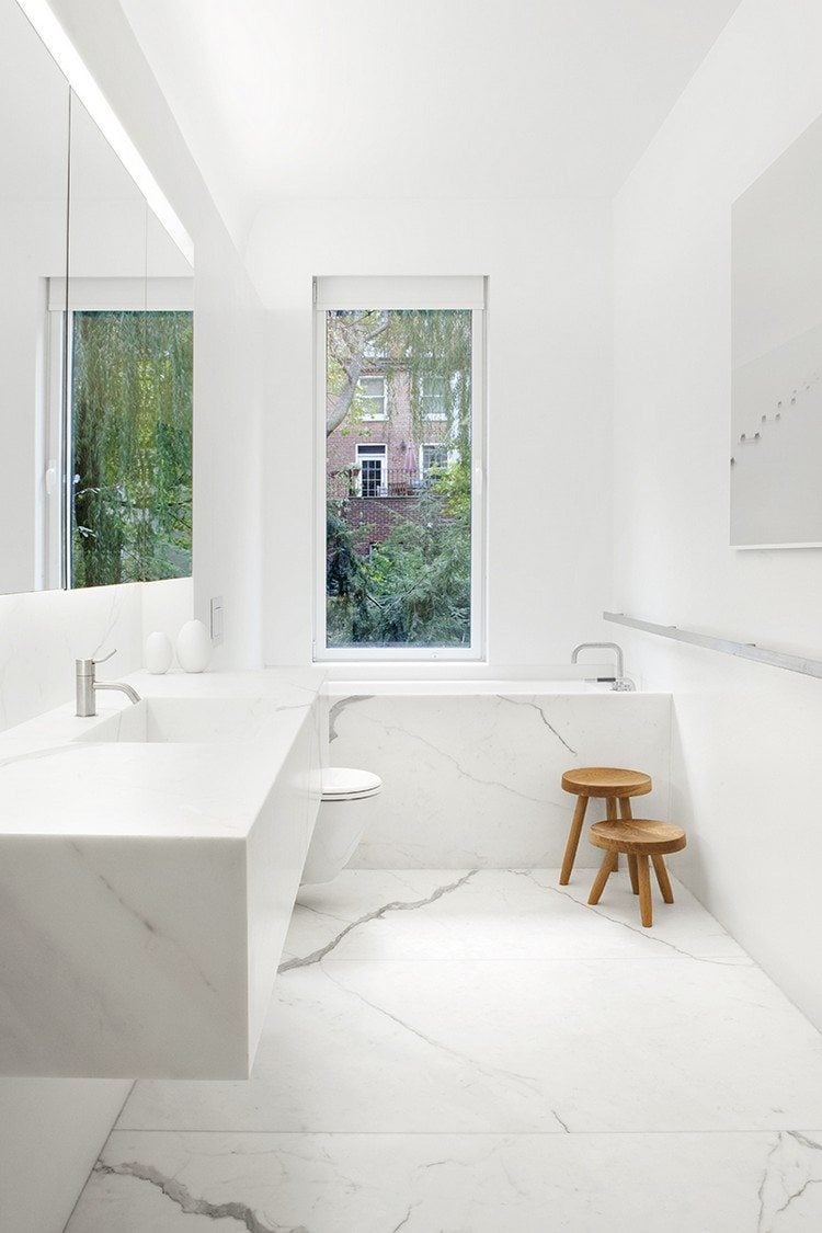 Marmorbad weiß modern Fenster Holzhocker