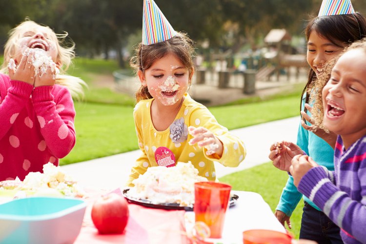 Partyspiele Kindergeburtstag im Freien Torte essen ohne Hände