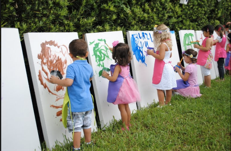 Partyspiele Kindergeburtstag im Garten malen auf Leinwand