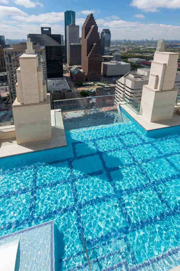 Pool mit Glaswand Dachterrasse Glasboden Hochhaus in Houston