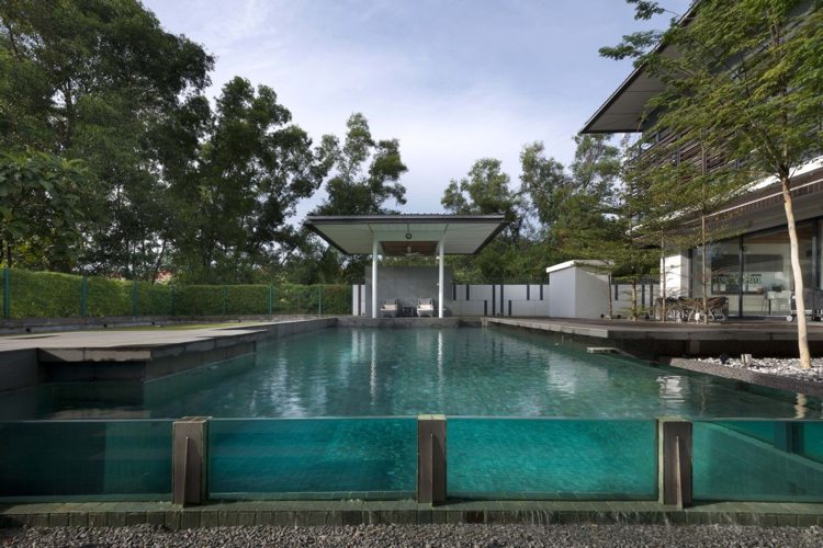 Pool mit Glaswand japanischer Stil Zeta House