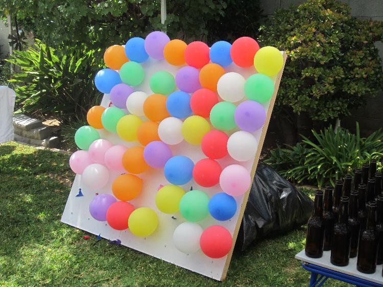 Spiele Kindergeburtstag im Freien Luftballons platzen