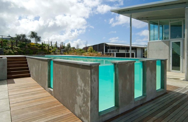 Swimmingpool Beton Glas Kombination Kontrast Holzterrasse