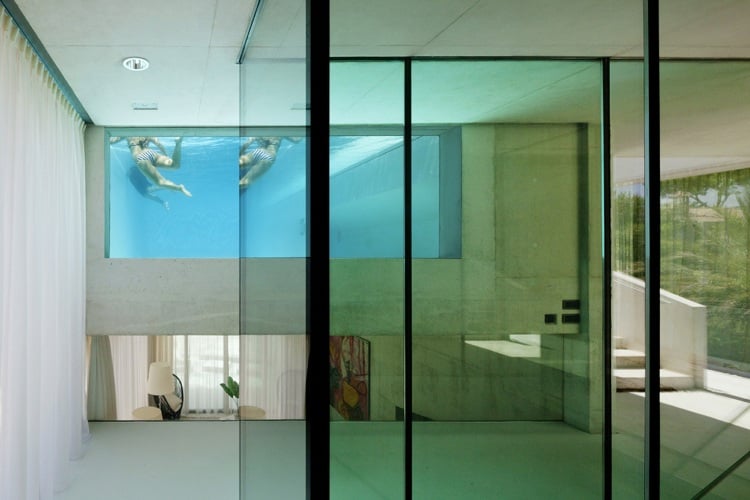 Swimmingpool Glaswand Flur Treppe modernes Haus