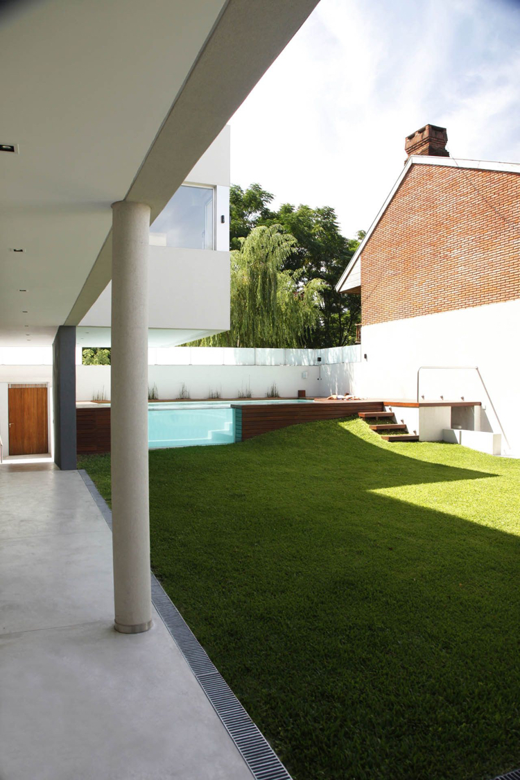 Swimmingpool im Hinterhof Rasenfläche Glas-Sichtfenster Devoto Haus