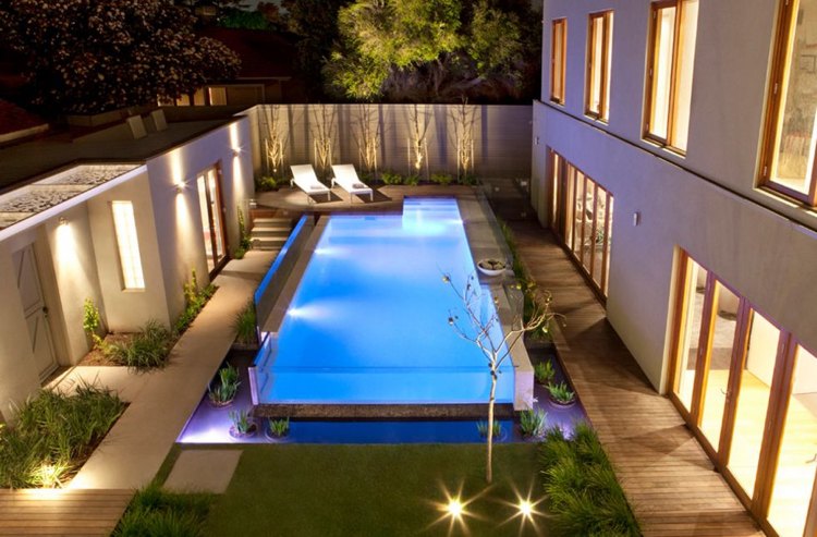 Swimmingpool mit Glaswand Außenbeleuchtung magisches Ambiente