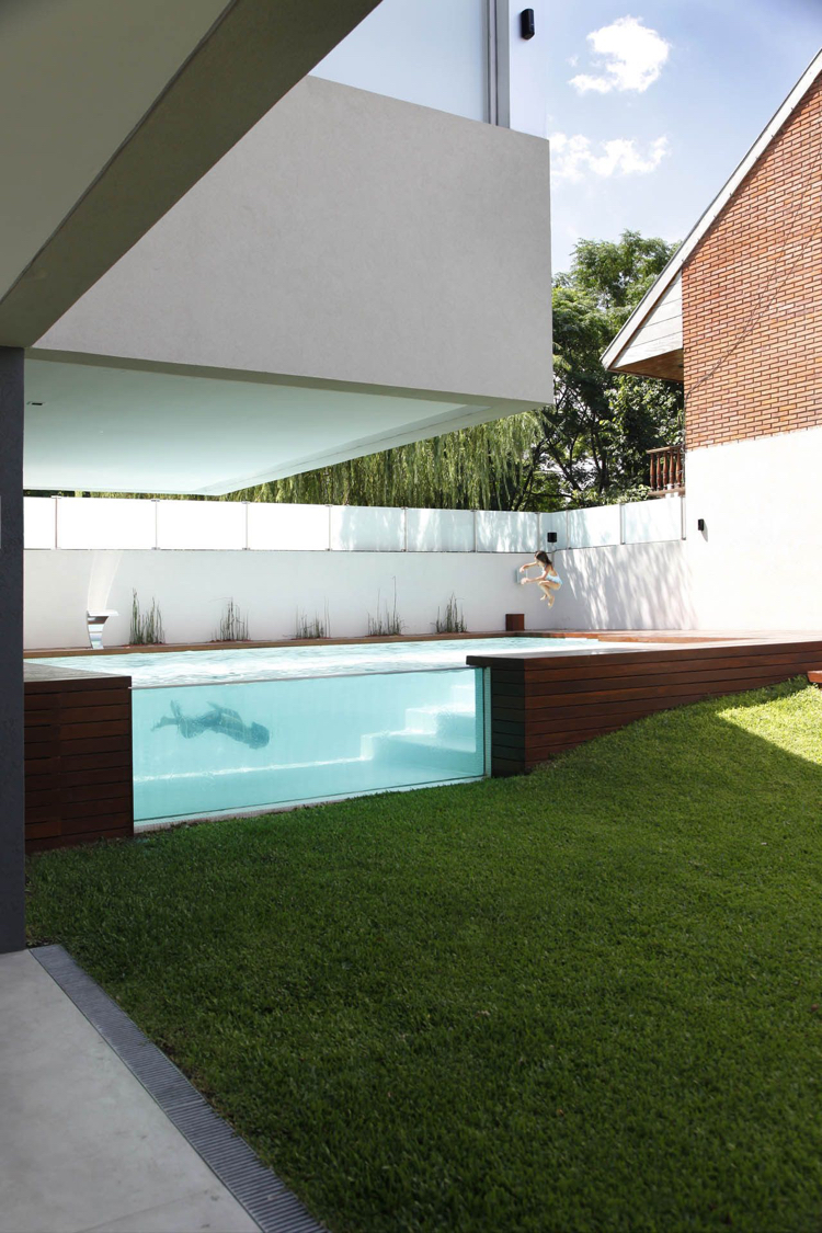 Swimmingpool mit Glaswand Rasenfläche modernes Design