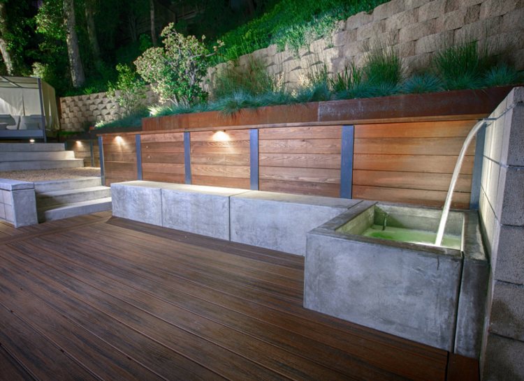 Terrasse verschiedene Ebenen Pflanzsteine Cortenstahl Holz Beton Wasserspiel