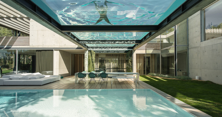 Terrassenüberdachung Swimmingpool mit Glasboden Essbereich im Freien