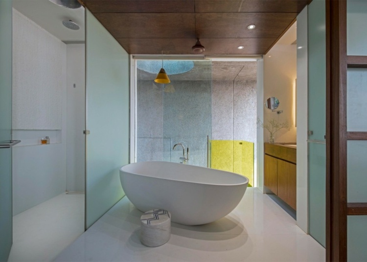 badezimmer freistehende badewanne farbglas holz mumbai collage house