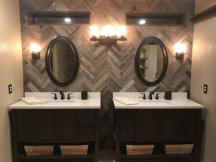 badezimmer spiegel wandgestaltung mit fischgrätmuster waschbecken