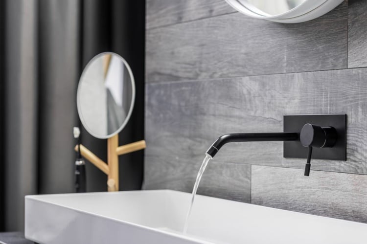 badezimmermöbel elegant waschbecken weiß rechteckig armaturen für bad schwarz