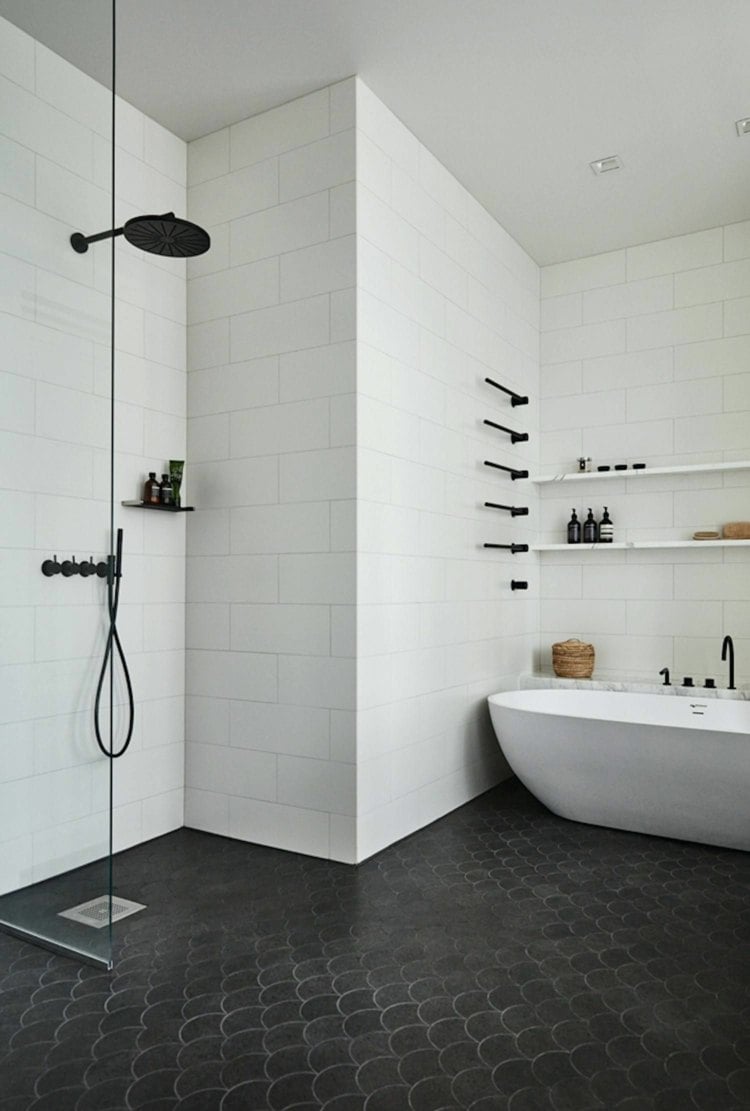 bodenbelag schwarze fliesen weiße wände badewanne regale armaturen badezimmer