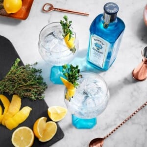 bombay sapphire gin tonic rezept thymian zitrone zutaten