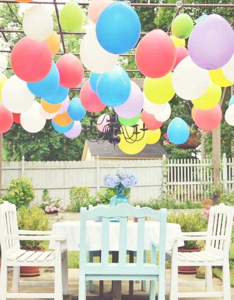 bunte Ballon-Deko Kindergeburtstag im Garten