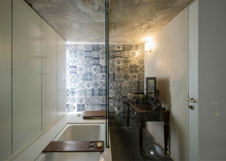collage house s+ps architects mumbai indien badezimmer akzentwand badewanne holz