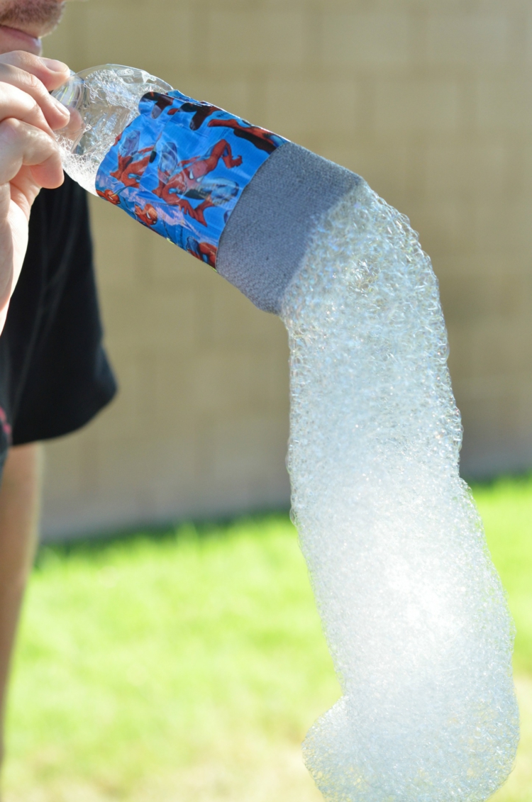 diy socke plastikflasche seifenblase schlange outdoor spiele für kinder