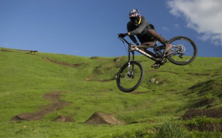 downhill fahrrad kaufen tipps mountainbike klippen springen