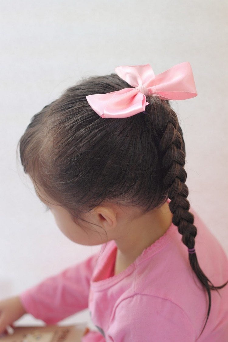 einfacher Zopf Frisuren für kleine Mädchen rosa Schleife