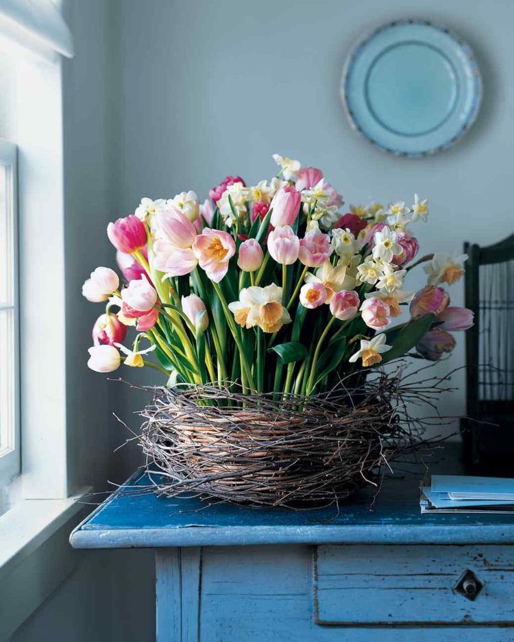 frühlingsdeko äste korb herzstück blumen tisch