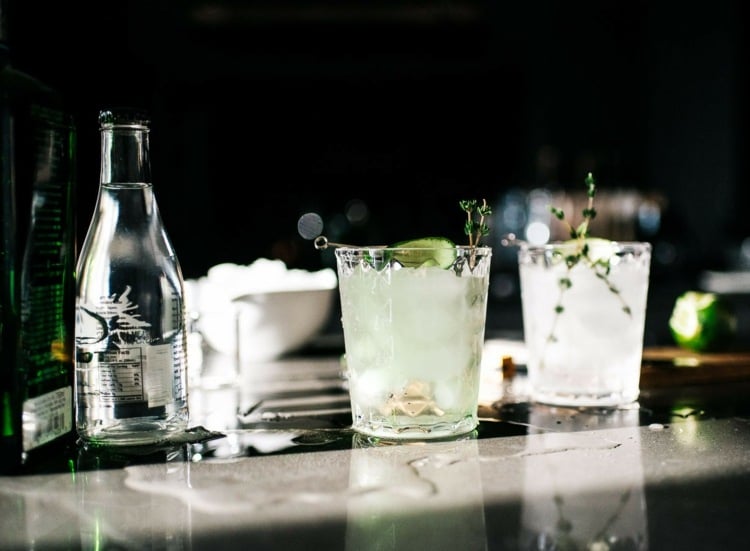 gin tonic alkohol thymian eis cocktailglas