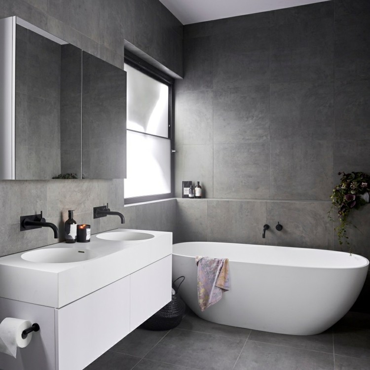 grau weiß schwarz badezimmer armaturen freistehende badewanne