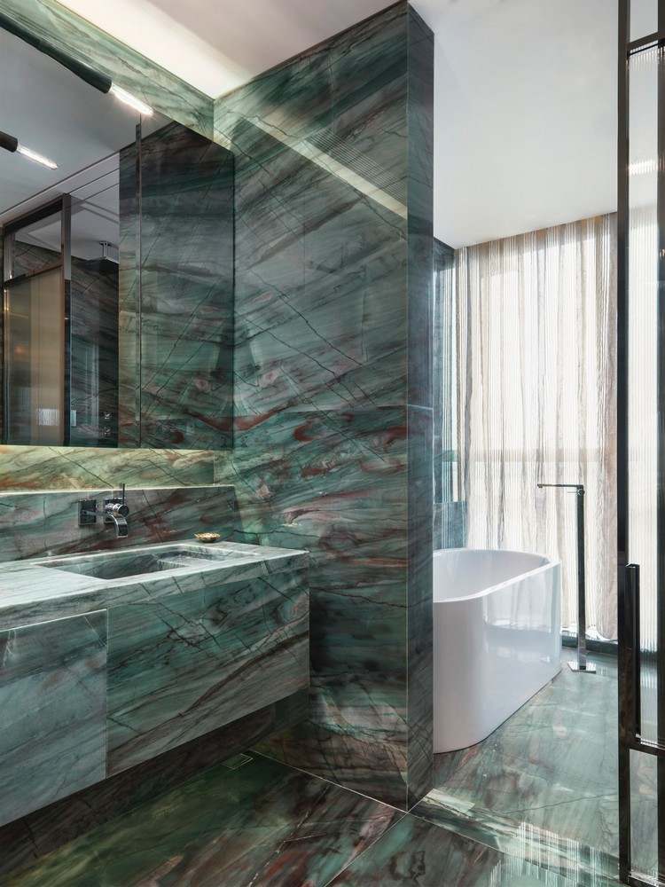 grüner Marmor im Badezimmer weiße Badewanne Chrom Armaturen