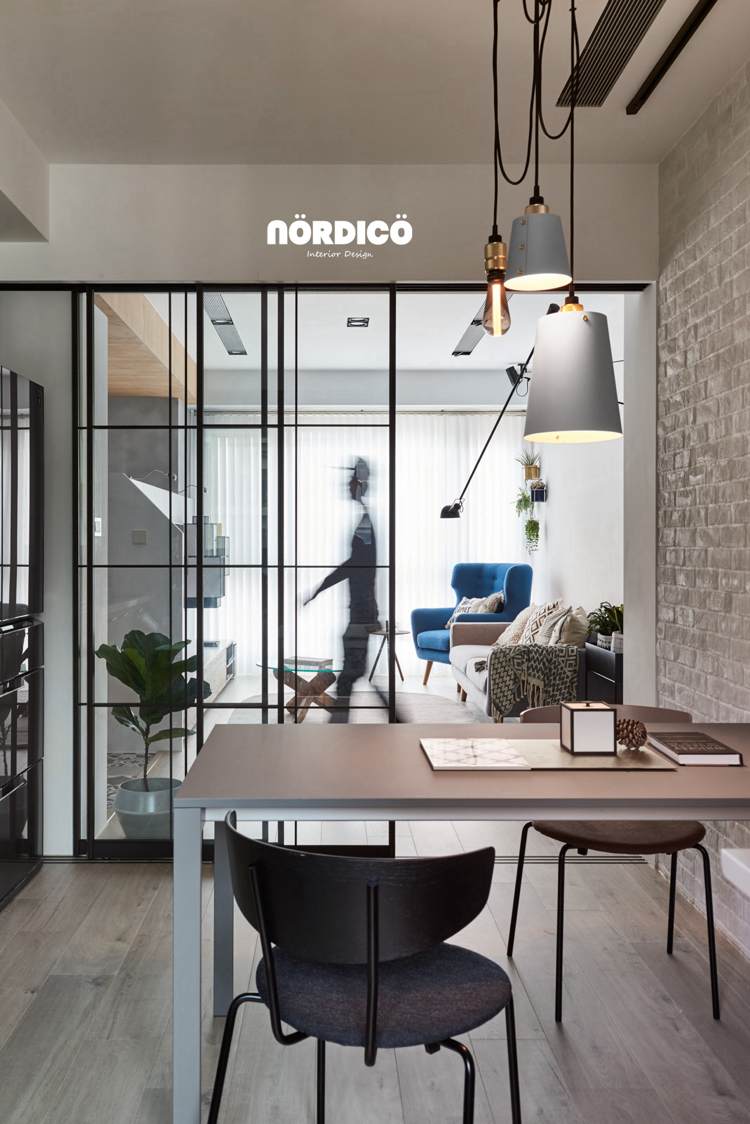 home office einrichten wenig platz trennwand glas modern minimalistisch
