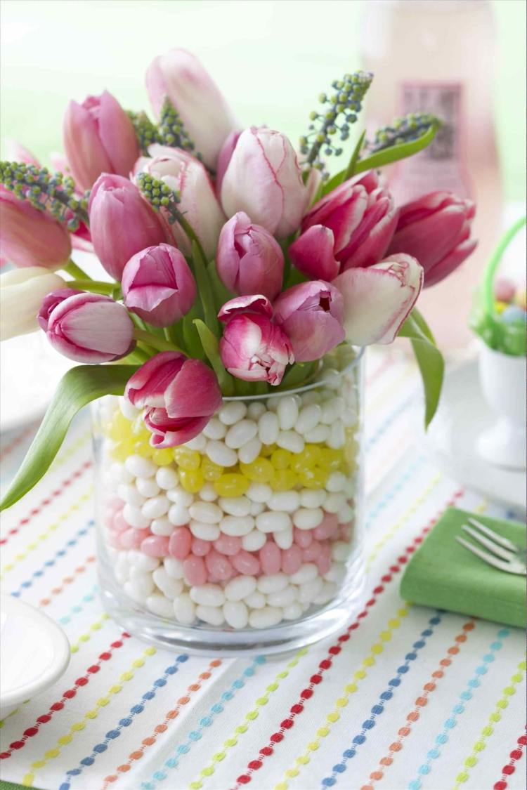 ideen für deko im frühling vase bonbons schichten pastellfarben blumen