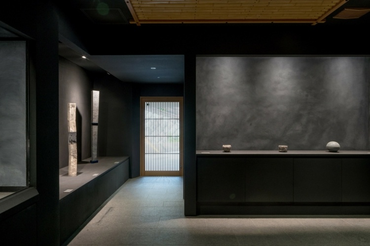 innenbereich kondo museum japan gedämpfte beleuchtung stein grau holz