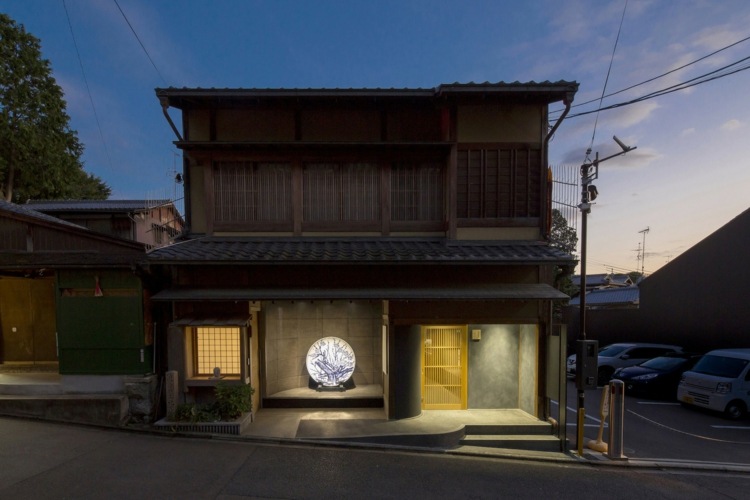japan kondo museum ausstellung eingangsbereish straÃenseite keramikschale blau weiÃ