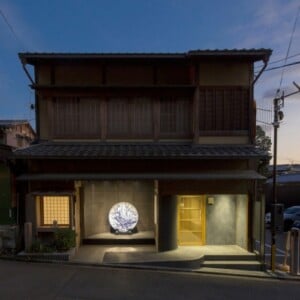 japan kondo museum ausstellung eingangsbereish straßenseite keramikschale blau weiß