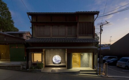 japan kondo museum ausstellung eingangsbereish straßenseite keramikschale blau weiß