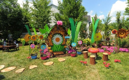 kinderspielplatz garten rasen märchenhaft blumen