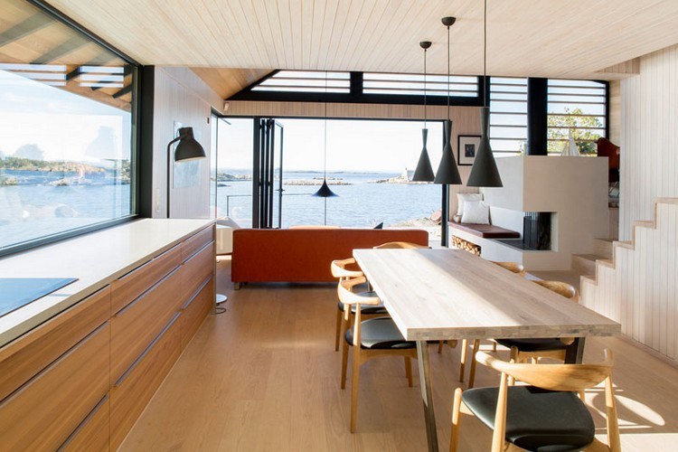 kleine norwegische Hütte am Ufer Inneneinrichtung Holz Küche